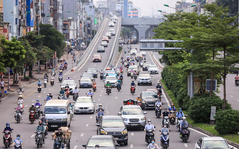 Sau khi Hà Nội tháo dỡ 39 chốt kiểm soát dịch trong phân vùng 1 (vùng đỏ), các phương tiện tham gia giao thông đã có thể dễ dàng di chuyển trong nội đô. (Ảnh: Minh Sơn/Vietnam+) Giao thông ở Hà Nội nhộn nhịp trong ngày đầu dỡ bỏ 39 chốt kiểm soát -7