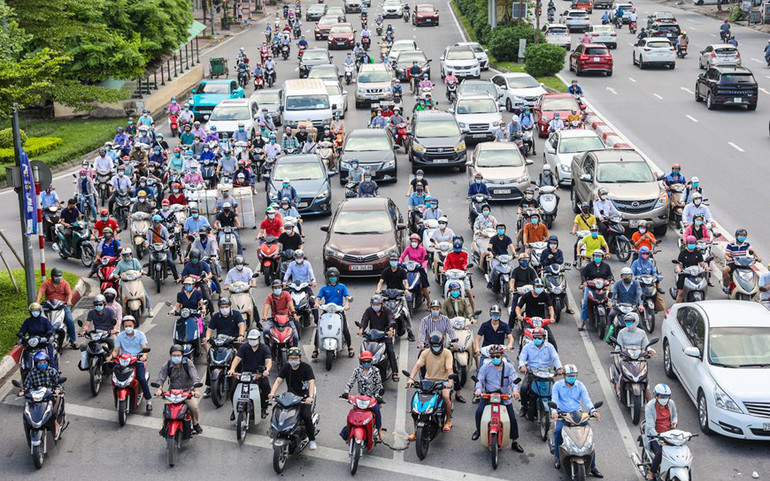 Sau khi Hà Nội tháo dỡ 39 chốt kiểm soát dịch trong phân vùng 1 (vùng đỏ), các phương tiện tham gia giao thông đã có thể dễ dàng di chuyển trong nội đô. (Ảnh: Minh Sơn/Vietnam+) Giao thông ở Hà Nội nhộn nhịp trong ngày đầu dỡ bỏ 39 chốt kiểm soát -0