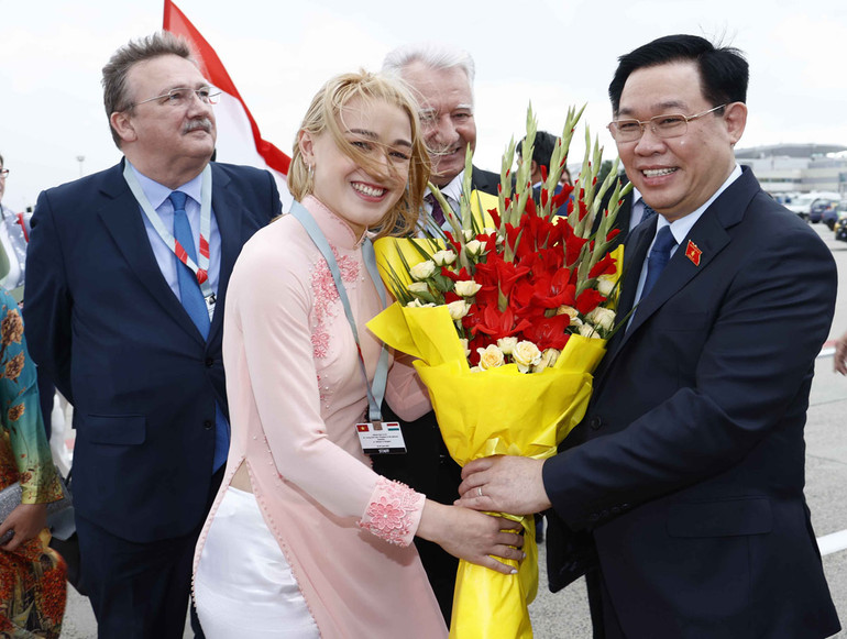 Chủ tịch Quốc hội Vương Đình Huệ thăm chính thức Hungary -0