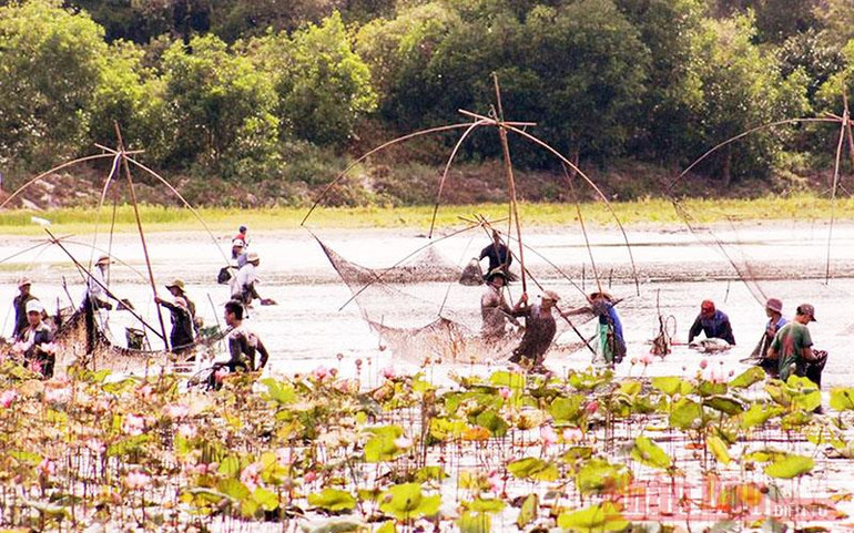 Độc đáo lễ hội phá trằm bắt cá ở Quảng Trị -0