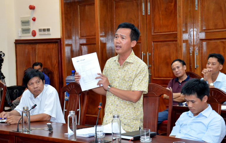 Ông Ngô Văn Kỷ, chủ mỏ Núi Đất, huyện Tuy Phong trình bày ý kiến tại cuộc họp. Bình Thuận tháo gỡ vướng mắc nguồn vật liệu đất đắp nền thi công cao tốc đoạn qua tỉnh -0
