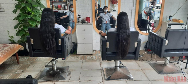 Tết Thiếu nhi: Hy vọng thắp lên từ những lọn tóc buộc chun vàng -0