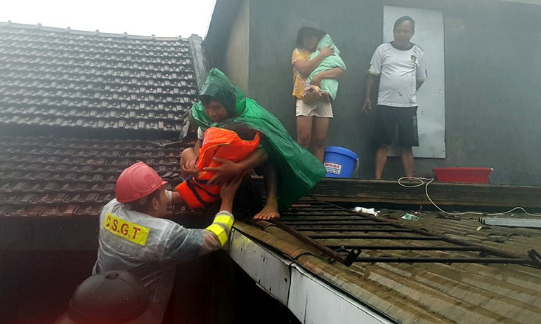 Nhiều địa phương của Thừa Thiên Huế đang bị ngập sâu, bà con chưa thể nấu ăn, đang cần sự hỗ trợ kịp thời. (Tin đề nghị ghép) Thừa Thiên Huế đặt 3.100 suất ăn khẩn cấp chuyển về vùng lũ -0