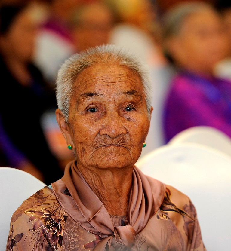 Mẹ về dự lễ -0