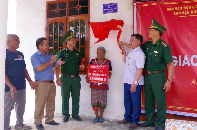 Đại diện các đơn vị thực hiện nghi thức khánh thành nhà “Đại đoàn kết” cho gia đình bà Kăn Mur, thôn Aarr Kêu Nhâm, xã Quảng Nhâm (A Lưới). Khánh thành 2 nhà “Đại đoàn kết” dành cho người nghèo biên giới A Lưới -0