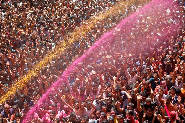 Người dân Ấn Độ tham gia Lễ hội Holi ở Ahmedabad, Ấn Độ, ngày 18/3/2022. (Ảnh: REUTERS) Số ca mắc mới Covid-19 tại Italia, Pháp tăng mạnh trong tuần qua -0