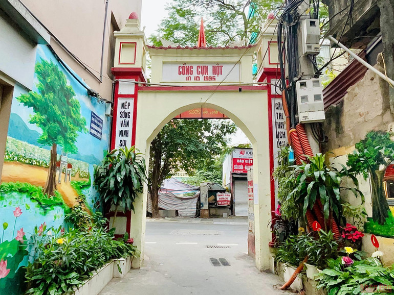Trải qua nhiều đợt trùng tu, xây sửa lại nhưng nếp cổng ấy vẫn giữ được những lưu niệm xưa cũ của đất Việt. 20conglang_ThuyKHue-1646065247598.jpeg