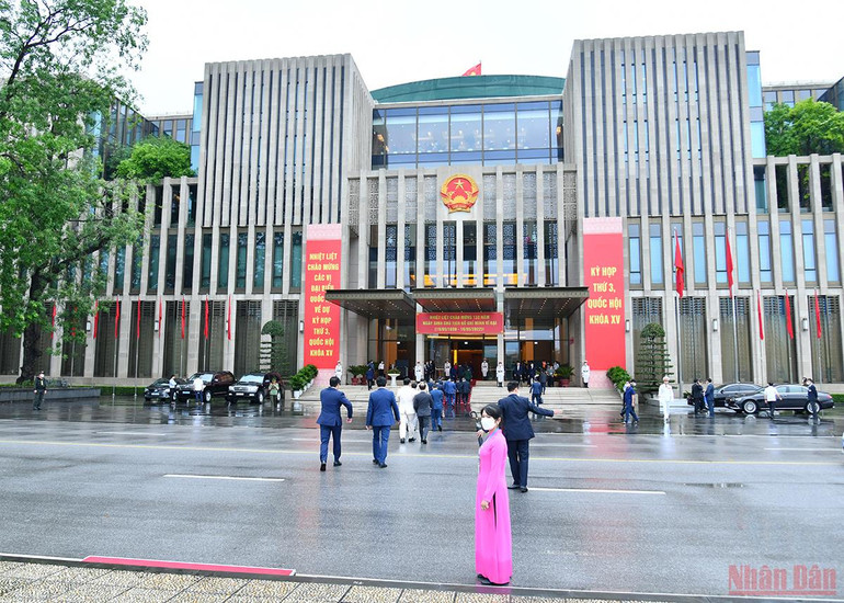 Nhà Quốc hội - nơi diễn ra Kỳ họp thứ ba, Quốc hội khóa XV. Theo dự kiến, kỳ họp sẽ diễn ra từ ngày 23/5 đến 18/6, với nhiều nội dung, quyết sách quan trọng. Các đại biểu Quốc hội vào Lăng viếng Chủ tịch Hồ Chí Minh -0