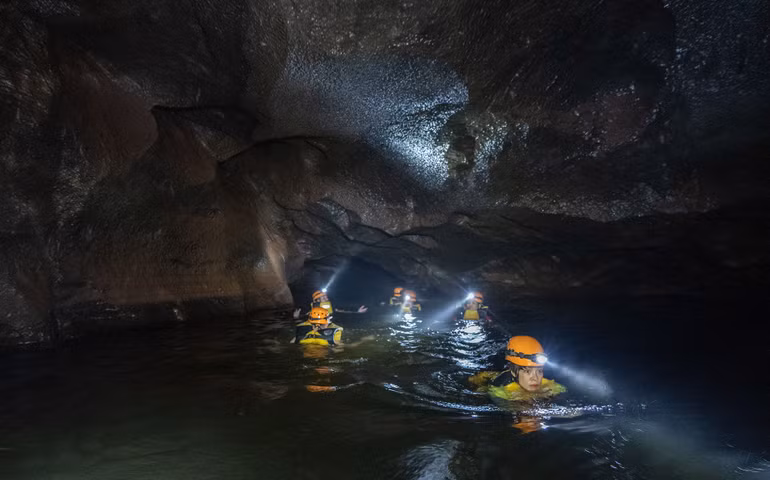 Hang Hổ - Hố sụt Kong: Phiêu lưu để tìm lại chính mình -0