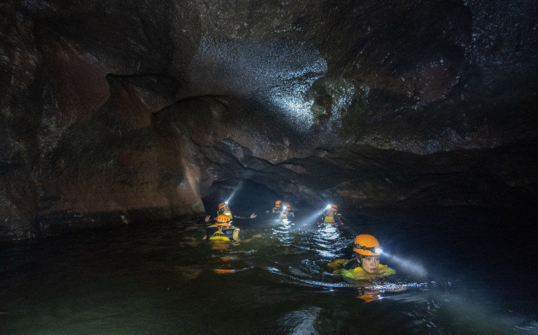 Hang Hổ - Hố sụt Kong: Phiêu lưu để tìm lại chính mình -0