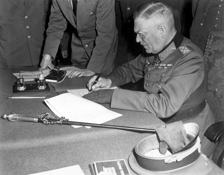Thống chế Wilhelm Keitel, đại diện toàn quyền được ủy nhiệm của nước Đức quốc xã đã ký văn bản đầu hàng không điều kiện Liên Xô và các nước Đồng minh, chấm dứt Chiến tranh thế giới lần thứ hai tại châu Âu. (Ảnh: Tư liệu quốc tế/TTXVN) Ngày Chiến thắng phát xít - mốc son sáng ngời trong lịch sử thế giới -0