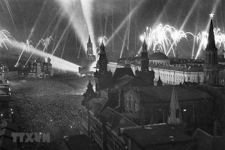Pháo hoa mừng chiến thắng trên Quảng trường Đỏ ở Moskva, ngày 9/5/1945. Từ đó, ngày 9/5 hằng năm trở thành Ngày Chiến thắng, tôn vinh những giá trị đích thực của thắng lợi lịch sử này cũng như sự hy sinh to lớn của nhân dân các nước, trong đó có Liên Xô trong cuộc đấu tranh vì tự do và phồn vinh của nhân loại. (Ảnh: Tư liệu quốc tế/TTXVN) Ngày Chiến thắng phát xít - mốc son sáng ngời trong lịch sử thế giới -0