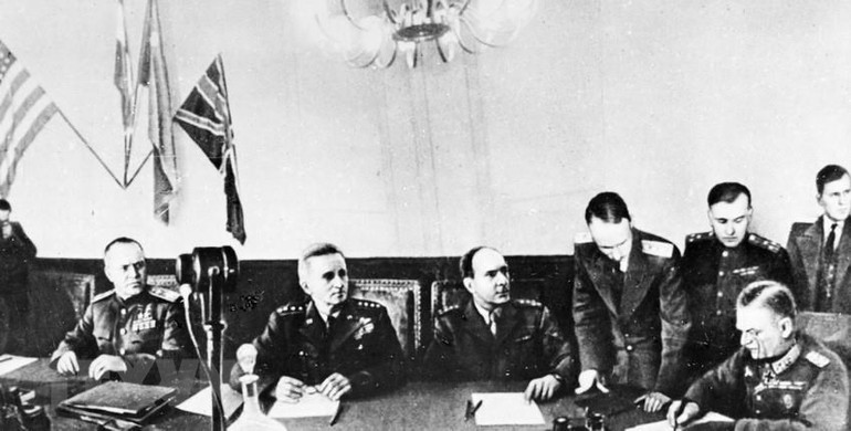 Đúng 22 giờ 43 phút ngày 8/5/1945, tại ngoại ô thủ đô Berlin của Đức (tức 0 giờ 43 phút ngày 9/5 theo giờ Moskva), đại diện Đức quốc xã đã ký văn bản đầu hàng không điều kiện Liên Xô và các nước Đồng minh, chấm dứt Chiến tranh Thế giới lần thứ hai tại châu Âu. (Ảnh: Getty Images) Ngày Chiến thắng phát xít - mốc son sáng ngời trong lịch sử thế giới -0
