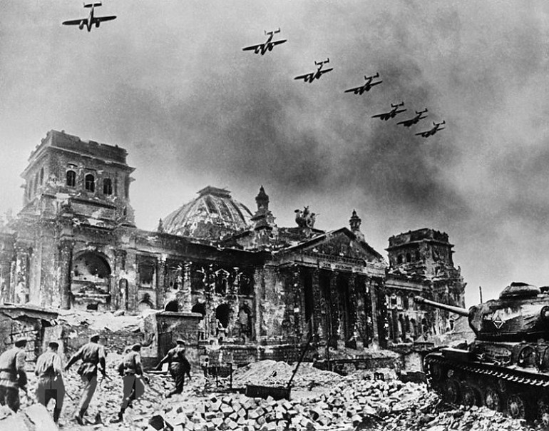 Ngày 16/4/1945, Liên Xô mở trận tấn công vào thủ đô Berlin - sào huyệt cuối cùng của phát-xít Đức và đến chiều 30/4/1945, lá cờ chiến thắng của Hồng quân Liên Xô đã tung bay trên nóc Nhà Quốc hội Đức. (Ảnh: Tư liệu quốc tế/TTXVN) Ngày Chiến thắng phát xít - mốc son sáng ngời trong lịch sử thế giới -0