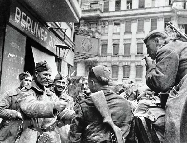 Những chiến sĩ Hồng quân Liên Xô trên đường phố Berlin vừa được giải phóng. (Ảnh: Tư liệu quốc tế/TTXVN) Ngày Chiến thắng phát xít - mốc son sáng ngời trong lịch sử thế giới -0