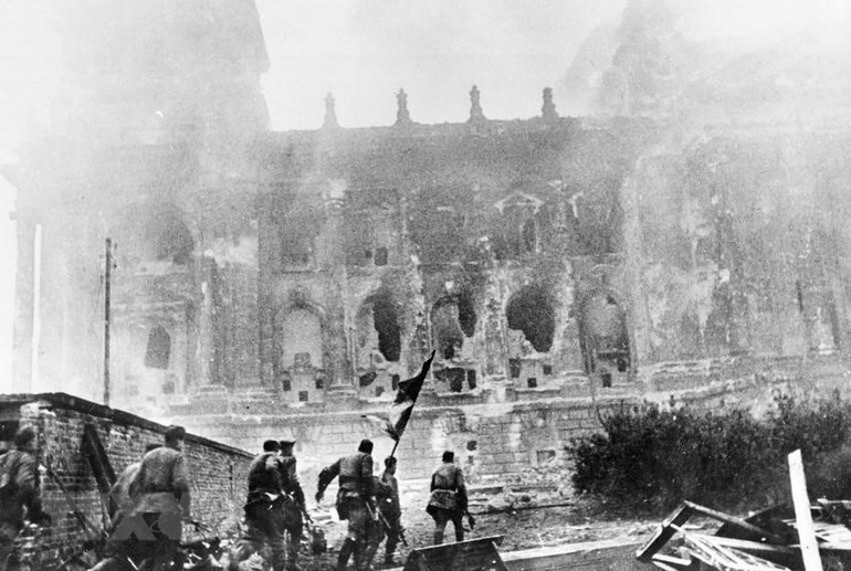 Từ ngày 16/4 đến 2/5/1945, Hồng quân Liên Xô mở chiến dịch tấn công Berlin, sào huyệt cuối cùng của phát-xít Đức và đến chiều 30/4/1945 đã chiếm được Nhà Quốc hội Đức, cắm lá cờ chiến thắng lên nóc tòa nhà này. (Ảnh: Tư liệu quốc tế/TTXVN) Ngày Chiến thắng phát xít - mốc son sáng ngời trong lịch sử thế giới -0