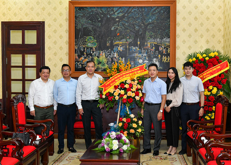 Đoàn đại biểu Vụ Thông tin báo chí trân trọng chuyển tới Báo Nhân Dân lẵng hoa chúc mừng của đồng chí Bùi Thanh Sơn, Ủy viên Trung ương Đảng, Bộ trưởng Ngoại giao. (Ảnh: THỦY NGUYÊN) Sáng 17/6 -0