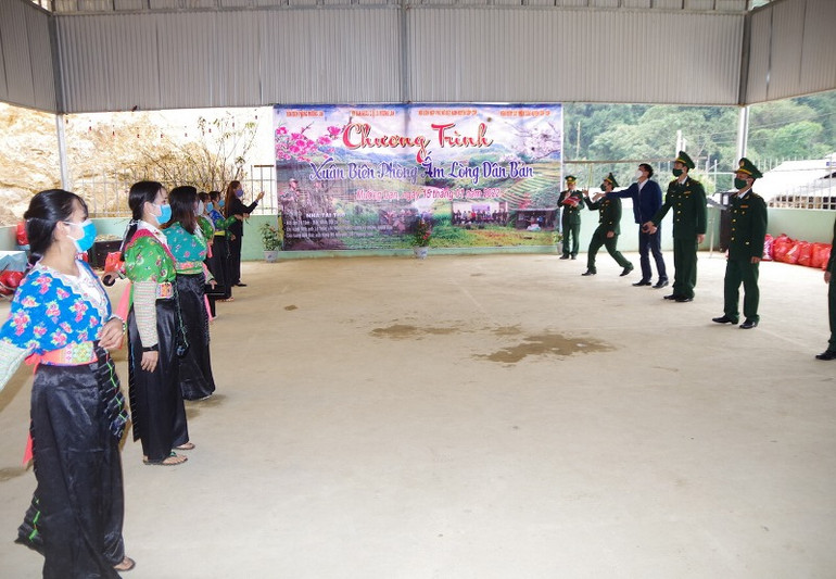Thi ném pa pao giữa các đội. Xuân biên phòng ấm lòng dân bản Pu Hao -0