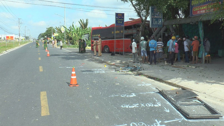 Xe khách va chạm xe đạp, ba người tử vong -0