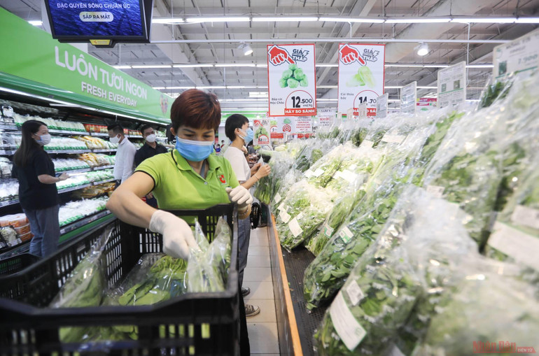 Hà Nội: Hàng hóa siêu thị dồi dào, chợ dân sinh không thiếu hàng tươi sống -0