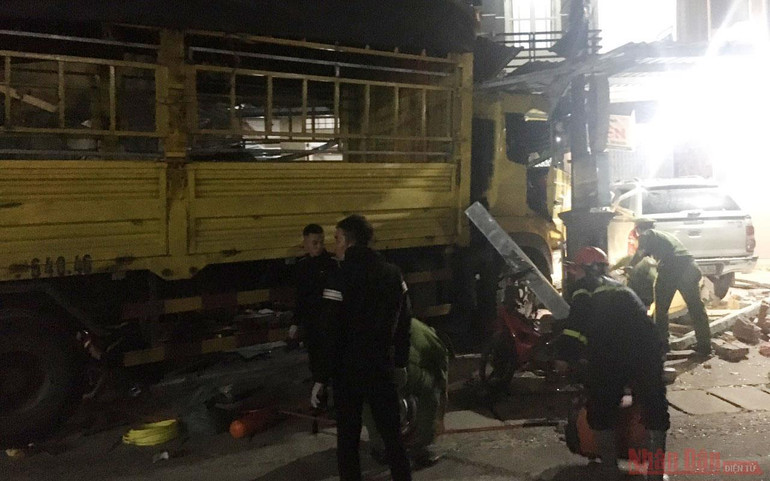 Xe tải lao vào nhà dân, nhiều người thương vong ảnh 1 Xe tải nổ lốpĐ -0