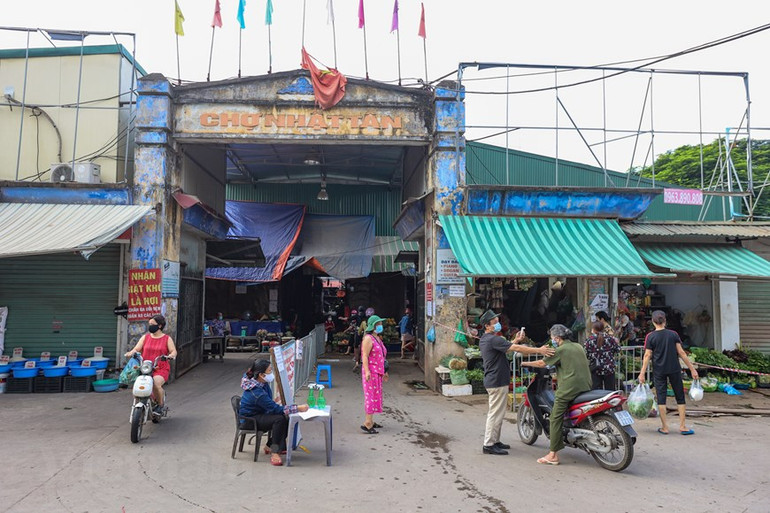 Người dân Thủ đô xếp hàng dùng thẻ để đi chợ thời Covid-19 -0