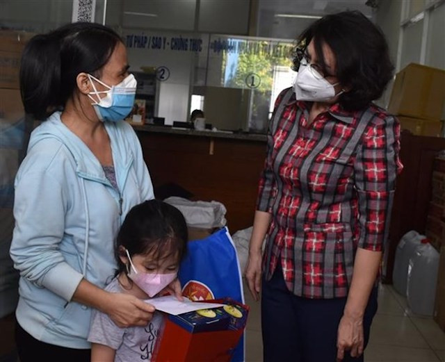 Chủ tịch Ủy ban Mặt trận Tổ quốc Thành phố Hồ Chí Minh Tô Thị Bích Châu thăm hỏi và tặng quà cho các em mồ côi vì Covid-19 tại Quận 4, ngày 20/9/2021. (Ảnh: Thu Hương/TTXVN) Hơn 32 tỷ đồng được tiếp nhận để hỗ trợ người khuyết tật, trẻ mồ côi -0