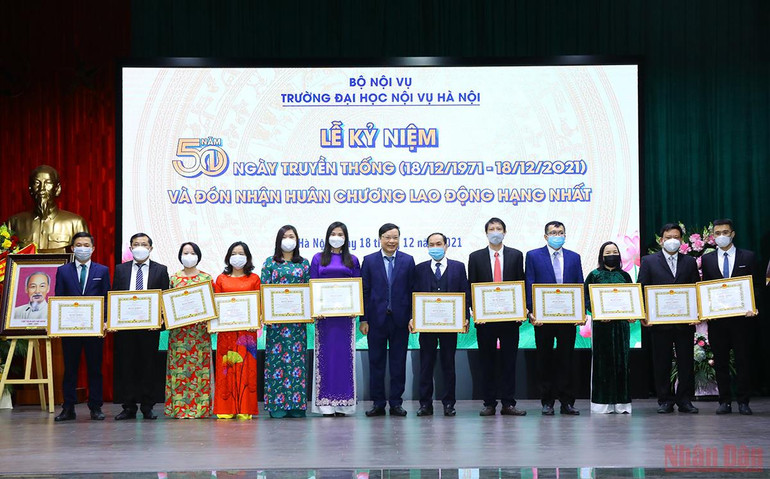 Trao bằng khen của Bộ Nội vụ cho các cá nhân có thành tích xuất sắc trong công tác góp phần xây dựng và phát triển Đại học Nội vụ Hà Nội. (Ảnh: Thành Đạt) Lễ kỷ niệm 50 năm ngày truyền thống trường Đại học Nôi vụ Hà Nội và đón nhận Huân chương Lao động hạng Nhất -2