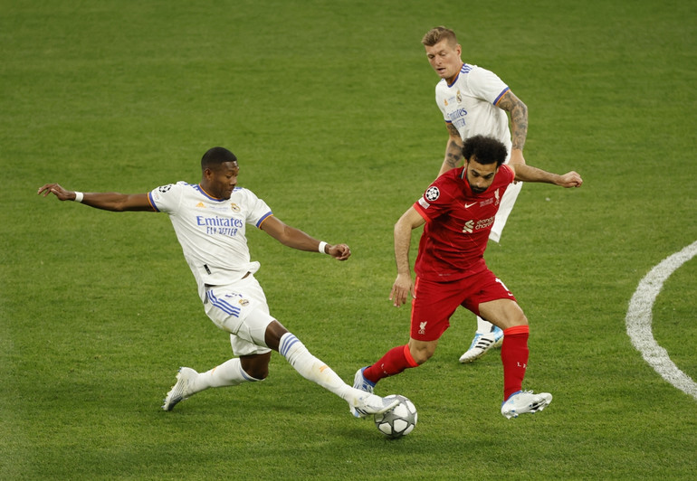 Liverpool chủ động nhập cuộc với tốc độ cao. Trong khi đó, Real Madrid chơi lùi sâu, chủ động phòng ngự phản công. Những khoảnh khắc đẹp trong trận chung kết Champions League -0