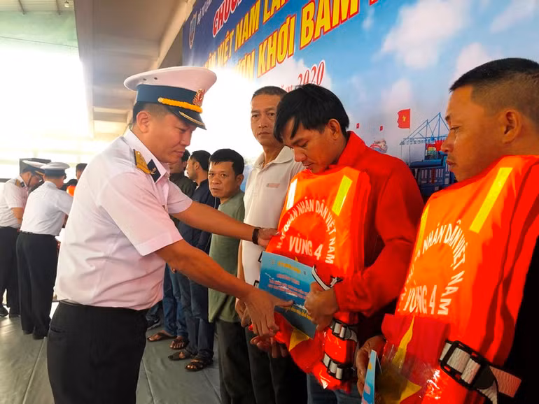 Chương trình “Hải quân Việt Nam làm điểm tựa cho ngư dân vươn khơi bám biển” -0