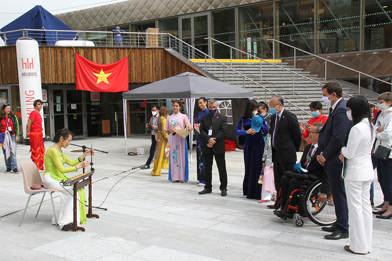 Những ấn tượng đẹp về Việt Nam tại vùng núi cao La Plagne ở Pháp -0