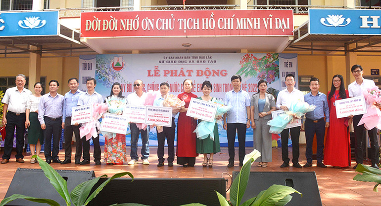 Các đơn vị ủng hộ kinh phí dạy bơi phòng, chống đuối nước và học bổng học bơi cho học sinh. Đắk Lắk phát động dạy bơi phòng, chống đuối nước cho trẻ em trong dịp hè 2022 -0