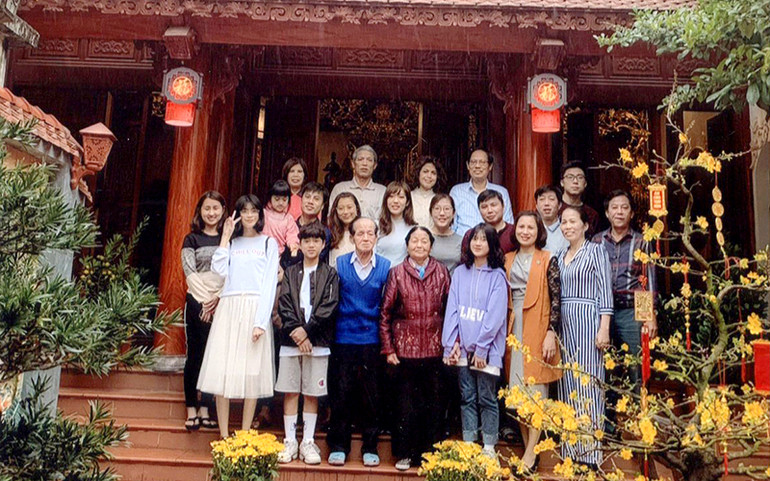 Gia đình cụ Hoàng Văn Nghị và Dương Thị Son cùng các cháu tụ họp trong nhà thờ dòng họ. Mạch nguồn bất tận -0