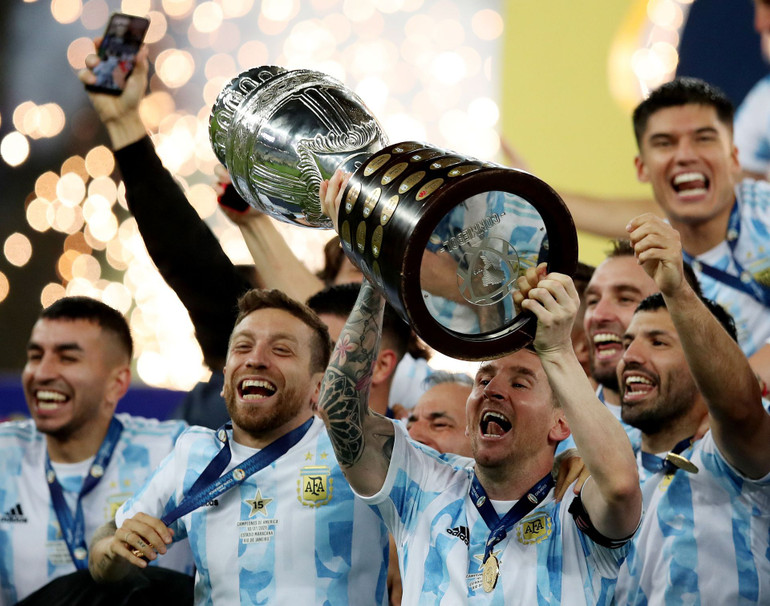 La Albiceleste giải “cơn khát” 28 năm còn Messi có lẽ còn vui hơn thế. Sáu năm và ba lần đều nhận thất bại ở trận chung kết Copa America, Messi cuối cùng đã toại nguyện. (Ảnh: Reuters) Cận cảnh Messi cùng Argentina vô địch Copa America 2021 -0