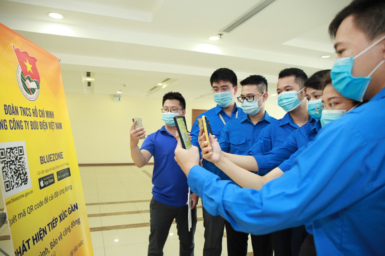 Thanh niên ngành bưu điện tham gia chiến dịch cài Bluezone. Thấm đẫm màu áo xanh tình nguyện trong chiến dịch vận động cài Bluezone -0