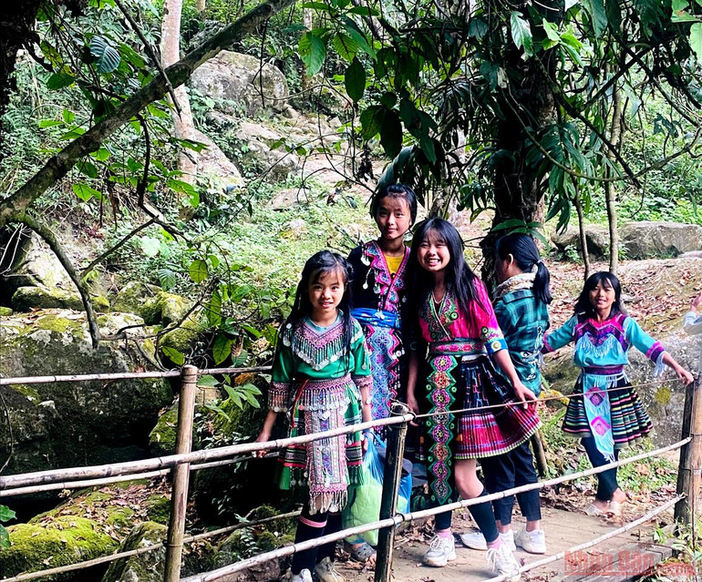 Sin Suối Hồ - Ngàn mặt trời rực rỡ -0