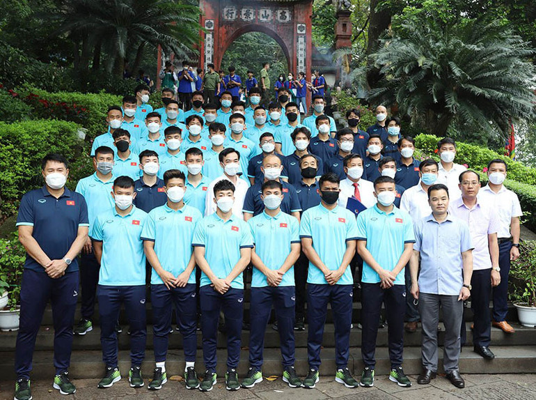 Ban huấn luyện và các cầu thủ U23 Việt Nam dâng hương tại Đền Hùng. Đội tuyển U23 Việt Nam dâng hương tưởng niệm các vua Hùng -0