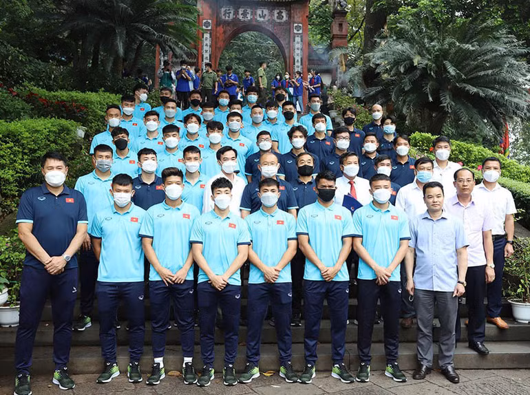 Đội tuyển U23 Việt Nam dâng hương tưởng niệm các vua Hùng -0