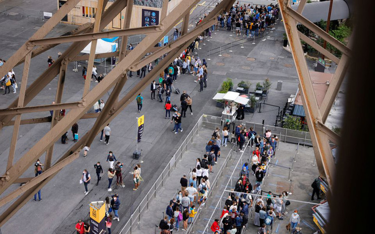 Sau gần 9 tháng, du khách đã được ngắm toàn cảnh Paris từ Tháp Eiffel -0