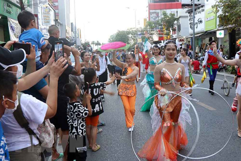 Không khí Lễ hội đường phố “Sắc màu văn hóa” ở các tuyến phố chính của thành phố Huế. Festival Huế 2022: Rực rỡ sắc màu văn hóa trong lễ hội đường phố -0
