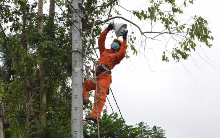 Thực hiện Chương trình Thắp sáng đường quê tại thị xã Hoài Nhơn -0