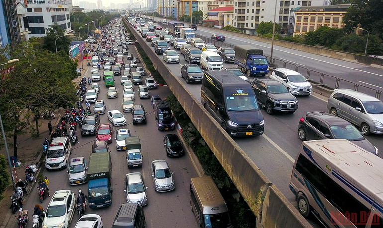 Hà Nội: Người dân lỉnh kỉnh đồ đạc về quê ăn Tết, nhiều tuyến đường ùn ứ -0