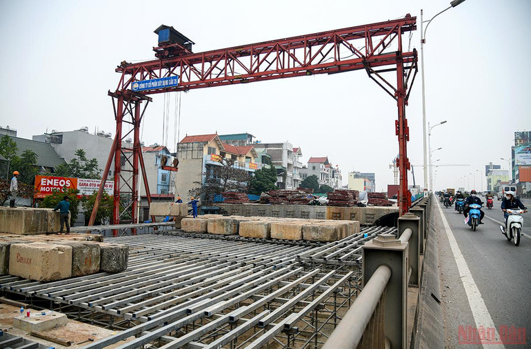 Đẩy nhanh tiến độ thi công cầu Vĩnh Tuy 2 trong năm 2022 -0