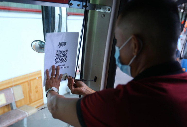 Xe khách liên tỉnh được hoạt động trở lại, bến xe Hà Nội vẫn vắng vẻ -0