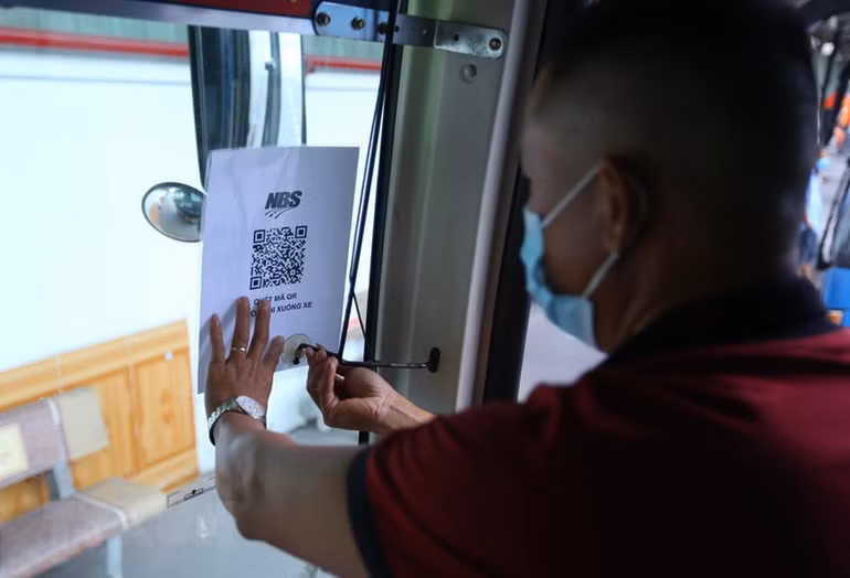 Xe khách liên tỉnh được hoạt động trở lại, bến xe Hà Nội vẫn vắng vẻ -0