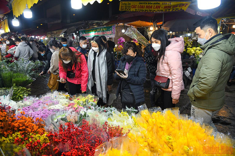 Tấp nập không khí người dân chen chân đi chợ hoa đêm lớn nhất Hà Nội ngày cận Tết -0