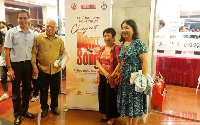 Nhà báo Hữu Việt (ngoài cùng bên trái), NSƯT Lê Chức (thứ hai từ trái sang) cùng những người bạn là lưu học sinh tại Hungary chụp ảnh lưu niệm sau khi kết thúc chương trình. Nghe tiếng vọng non sông trong tinh thần hòa hợp -0