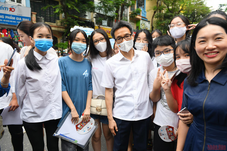 Phó Thủ tướng Vũ Đức Đam kiểm tra Kỳ thi tốt nghiệp THPT năm 2022 tại Hà Nội -0