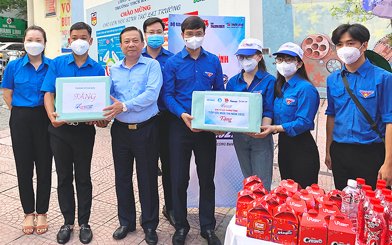 Đồng chí Bùi Quang Huy (thứ 4 từ phải sang) và đại diện lãnh đạo thành phố Hà Nội thăm, trao quà tặng các đội hình “Tiếp sức mùa thi” tại Trường Trung học cơ sở Ba Đình, nhằm động viên, khích lệ tinh thần, nhiệt huyết của các tình nguyện viên. Đông đảo tình nguyện viên trên cả nước tham gia “Tiếp sức mùa thi” -0
