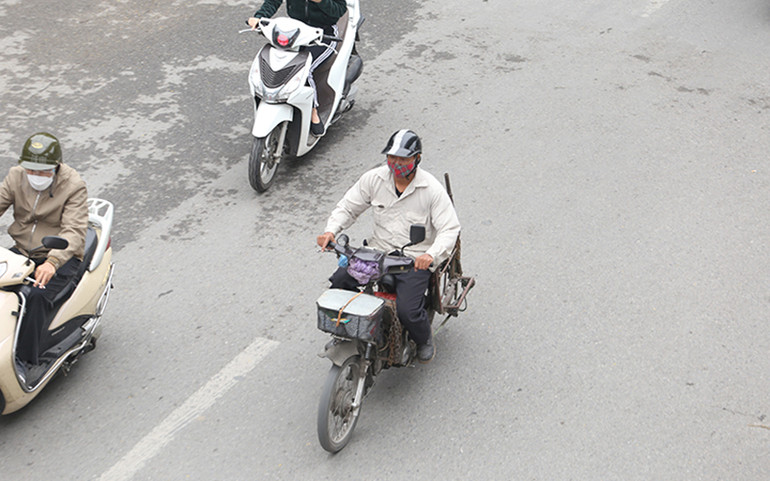 Xe máy “đồng nát” tung hoành trên đường phố Hà Nội -7